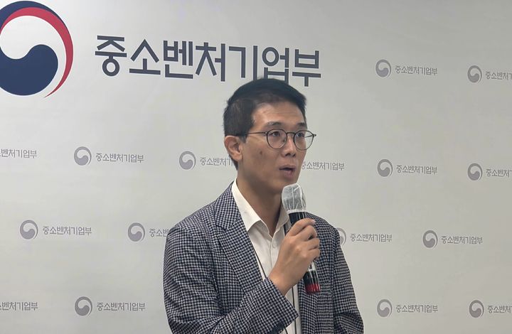 [서울=뉴시스] 강은정 기자=황영호 중소벤처기업부 소상공인경영안정지원단장이 지난 5일 서울 영등포구 중소기업중앙회에서 부담경감 크레딧 브리핑을 하고 있다. 2025.08.06. eunduck@newsis.com *재판매 및 DB 금지