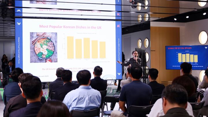 [서울=뉴시스] 삼성웰스토리 글로벌 인사이트 포럼에서 강연중인 주디 주(Judy Joo) 셰프의 모습. (사진=삼성웰스토리 제공) *재판매 및 DB 금지