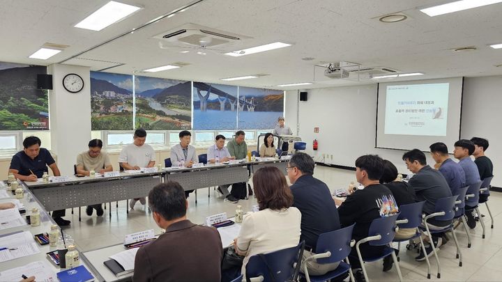 [춘천=뉴시스] 6일 강원특별자치도는 지난 5일 인제군 하늘내린센터 회의실에서 민물가마우지로 인한 피해 대응과 효율적 관리방안 마련을 위한 간담회를 개최했다 고 밝혔다. 강원특별자치도 제공. *재판매 및 DB 금지