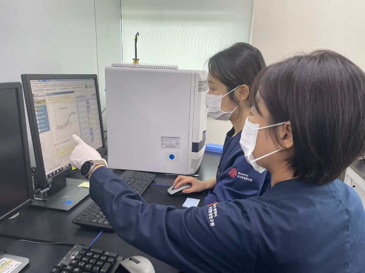 [광주=뉴시스] 수족구병 검사. (사진=광주시 제공) 2025.08.06. photo@newsis.com *재판매 및 DB 금지