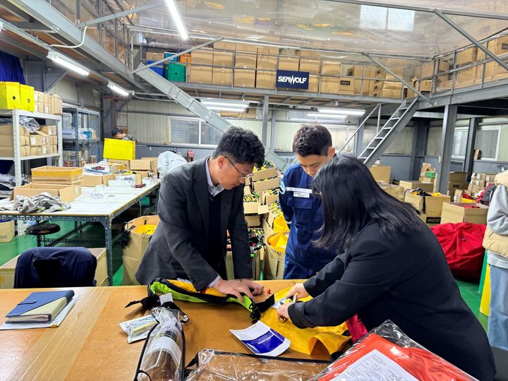 한국해양교통안전공단(KOMSA)이 구명조끼 해외 진출을 위한 기술지원 컨설팅을 진행하는 모습. (사진=한국해양교통안전공단 제공) *재판매 및 DB 금지