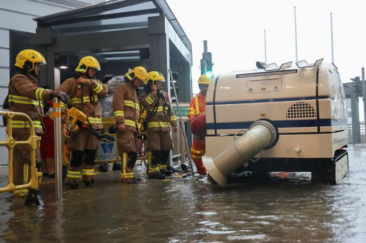 [서울=뉴시스] 5일 홍콩에서 기록적인 폭우가 내린 가운데 물을 빨아들여 배수구로 보내는 ‘펌핑 로봇’이 투입돼 배수 작업을 하고 있다.(출처: SCMP) 2025.08.06. *재판매 및 DB 금지