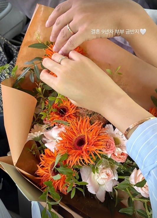 [서울=뉴시스] 임창정, 서하얀 부부가 결혼 9주년을 맞이해 금반지를 맞췄다. (사진=서하얀 인스타그램 캡처) 2025.08.06. photo@newsis.com *재판매 및 DB 금지