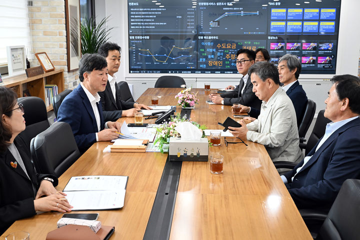 [안산=뉴시스] 이민근 안산시장(사진 왼쪽 두 번째)이 5월2일 팔곡일반산업단지협의회와 팔곡산업단지 조성 관련 간담회를 진행하고 있다.(사진=안산시 제공)2025.08.06.photo@newsis.com *재판매 및 DB 금지