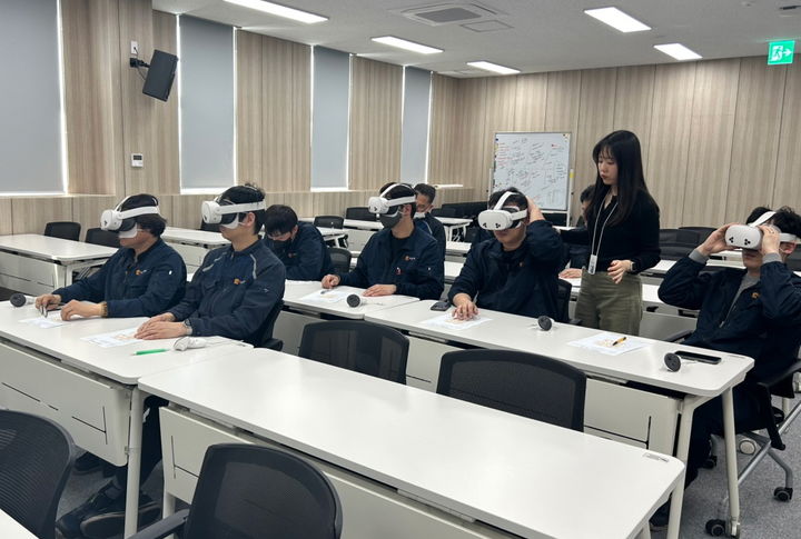 [서울=뉴시스] 대웅제약 임직원들이 VR 가상 체험을 통해 안전 작업에 대한 학습을 하고 있는 모습 (사진=대웅제약 제공) 2025.08.06. photo@newsis.com *재판매 및 DB 금지