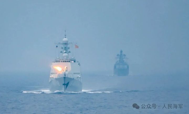 [서울=뉴시스]﻿﻿중국과 말레이시아가 10월 중하순 말레이시아 인근 해역에서 합동 군사훈련을 실시할 예정이라고 중국 국방부가 8일 밝혔다. 사진은 중러 해상 훈련이 진행 중인 모습. <사진출처: 중국 해군 위챗> 2025.10.08