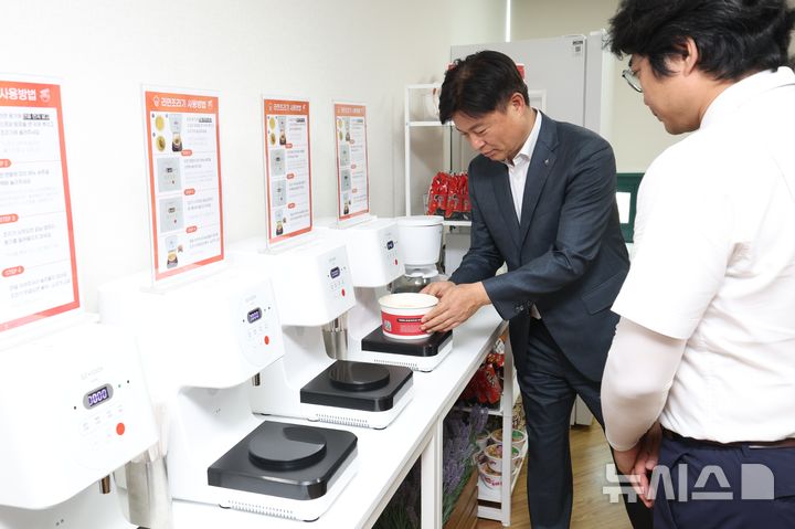 [부천=뉴시스] 정일형 기자 = 라면 끓이는 기계를 시연하는 조용익 부천시장. (사진=부천시 제공)