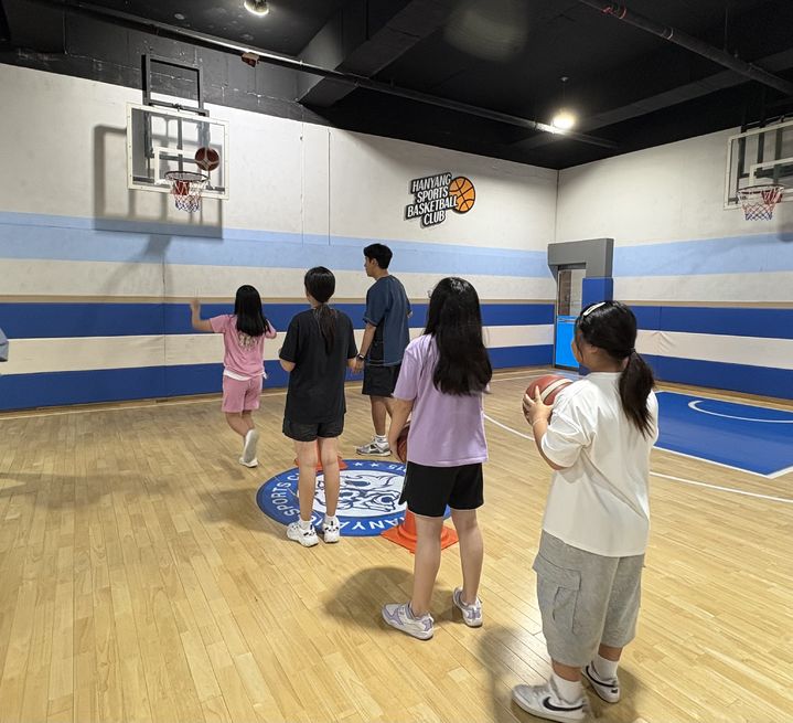 [안산=뉴시스] 안산 드림스타트 아동들이 한양스포츠클럽에서 여름방학 체육교실 프로그램 중 농구 수업을 진행하고 있다.(사진=안산시 제공)2025.08.06.photo@newsis.com *재판매 및 DB 금지