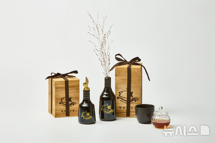 [창원=뉴시스]경남관광재단 관광기업지원센터 주관 '제27회 경남관광기념품 공모전'에서 영예의 대상을 차지한 맥전포식품의 '도자기의 아름다움과 지역 전통맛의 만남'.(사진=경남도 제공) 2025.08.06. photo@newsis.com