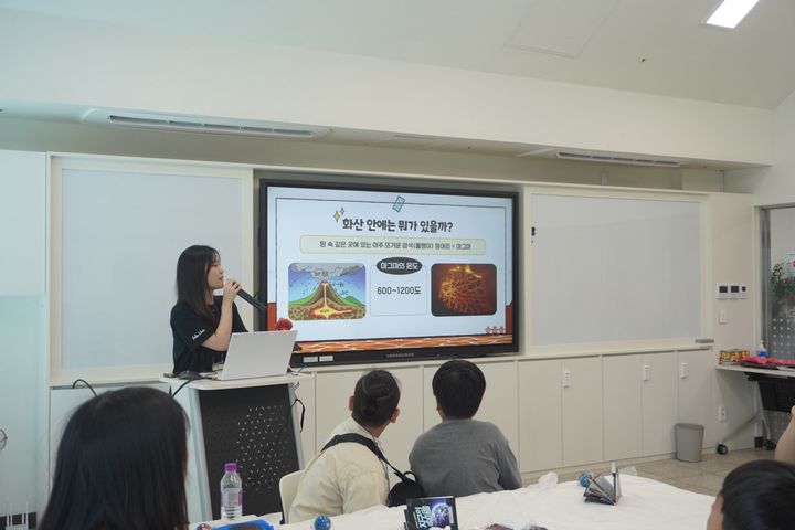 [인천=뉴시스] 학생사회봉사단 인하랑 단원들이 ‘지구탐구와 환경보호’를 주제로 한 교육 봉사활동을 하고 있다. (사진=인하대 제공) 2025.08.06. photo@newsis.com *재판매 및 DB 금지