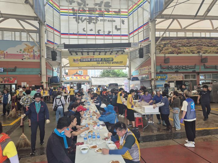[함평=뉴시스] 함평군자원봉사센터와 함평군여성자원봉사회는 수해 복구에 참여한 자원봉사자 200여명에게 따뜻한 식사를 제공했다고 6일 밝혔다. (사진=전남 함평군 제공) 2025.08.06. photo@newsis.com *재판매 및 DB 금지