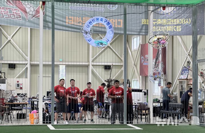 [전주=뉴시스]윤난슬 기자 = 전주시는 에드먼드 림 싱가포르 드론축구협회장을 비롯한 대표팀이 지난 1일부터 4일까지 3박 4일 동안 경기도 고양시 일원에서 전지훈련 및 기술 교류 일정을 소화했다고 6일 밝혔다. (사진=전주시 제공) photo@newsis.com 