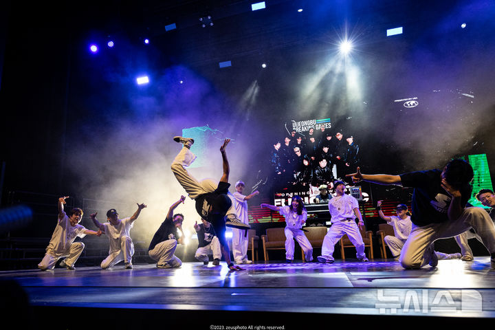 [서울=뉴시스] '펑크&셔플 나이트'에 출연하는 퓨전엠씨크루의 공연 장면. (사진=세종문화회관 제공)