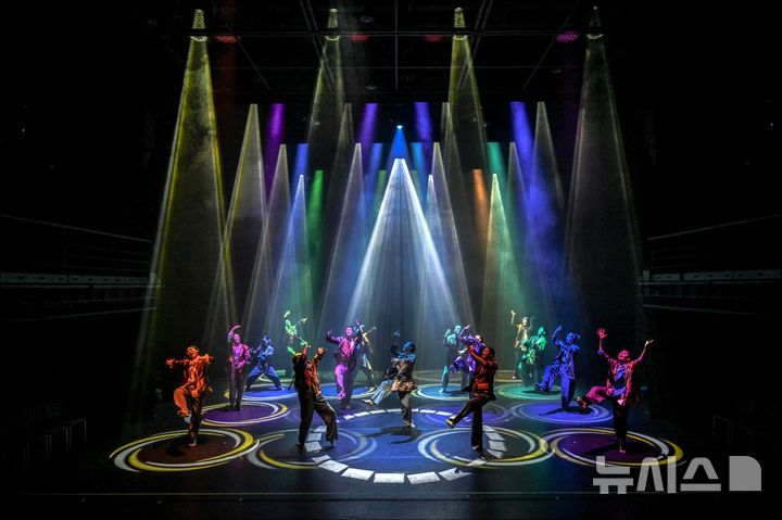 [서울=뉴시스] '뽕&테크노 나이트'에 출연하는 창작무용단 '춤선캡'의 공연 장면. (사진=세종문화회관 제공)