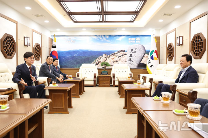 [창원=뉴시스]6일 오전 경남도청을 찾은 조경태(왼쪽) 국민의힘 당대표 후보가 도지사 접견실에서 박완수 도지사와 환담하고 있다.2025.08.06. photo@newsis.com