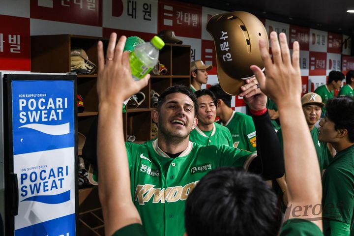 [서울=뉴시스] 프로야구 키움 히어로즈의 루벤 카디네스가 2일 서울 고척스카이돔에서 열린 2025 신한 쏠뱅크 KBO리그 롯데 자이언츠와의 경기에서 득점을 올린 뒤 동료들의 축하를 받고 있다. (사진=키움 히어로즈 제공) 2025.08.02. *재판매 및 DB 금지