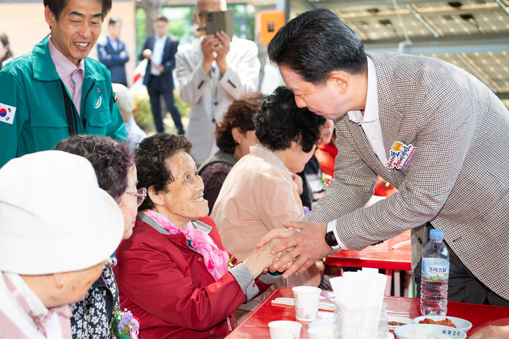 [구미=뉴시스] 장천면 경로당 찾은 김장호 구미시장. (사진=구미시 제공) 2025.08.06 photo@newsis.com *재판매 및 DB 금지