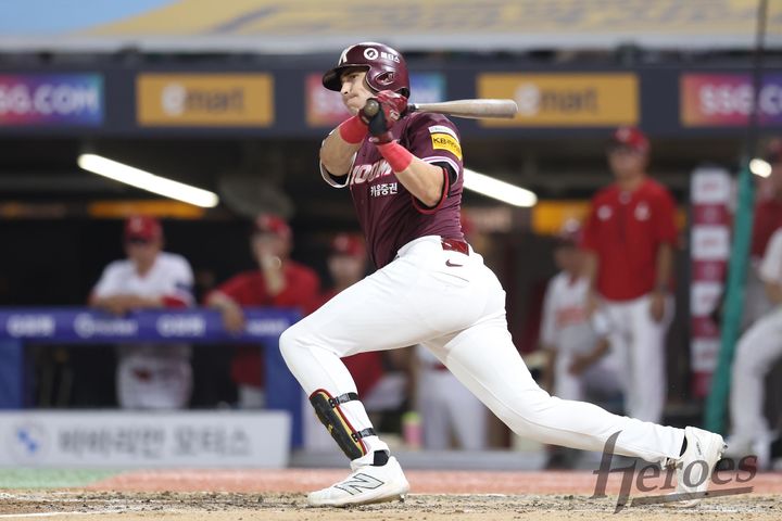 [서울=뉴시스] 프로야구 키움 히어로즈의 루벤 카디네스가 7월29일 인천 SSG랜더스필드에서 열린 2025 신한 쏠뱅크 KBO리그 SSG 랜더스와의 경기에서 안타를 치고 있다. (사진=키움 히어로즈 제공) 2025.07.29. *재판매 및 DB 금지