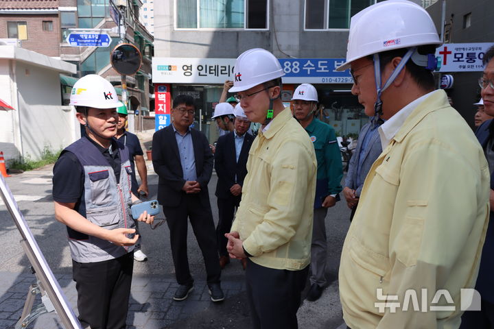 [서울=뉴시스] 류제명 과학기술정보통신부 2차관이 5일 서울 은평구에 위치한 KT 광케이블 포설 작업 현장을 찾아 안전수칙 준수 여부를 점검하고 있다. (사진=과기정통부 제공) 2025.08.06. photo@newsis.com
