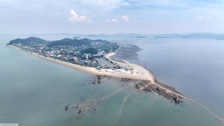 [화성=뉴시스] 제부도 항공사진.(사진=화성시 제공)2025.08.06.photo@newsis.com *재판매 및 DB 금지