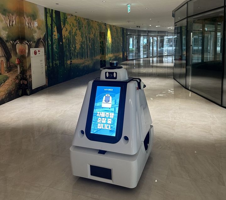 [세종=뉴시스] 나성동 어반아트리움 지역에서 운영되는 자율 주행 보안 순찰 로봇.(사진=세종시 제공) 2025.08.06. photo@newsis.com *재판매 및 DB 금지
