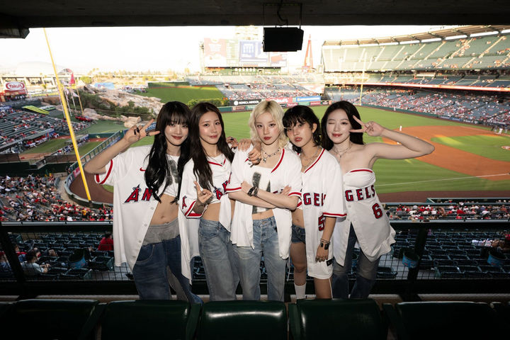 [서울=뉴시스] 그룹 '아이들'이 지난 4일(현지시간) 미국 캘리포니아주 애너하임 에인절스타디움에서 열린 LA 에인절스와 탬파베이 레이스의 경기에 참석했다. (사진 = LA 에인절스 제공) 2025.08.05. photo@newsis.com *재판매 및 DB 금지