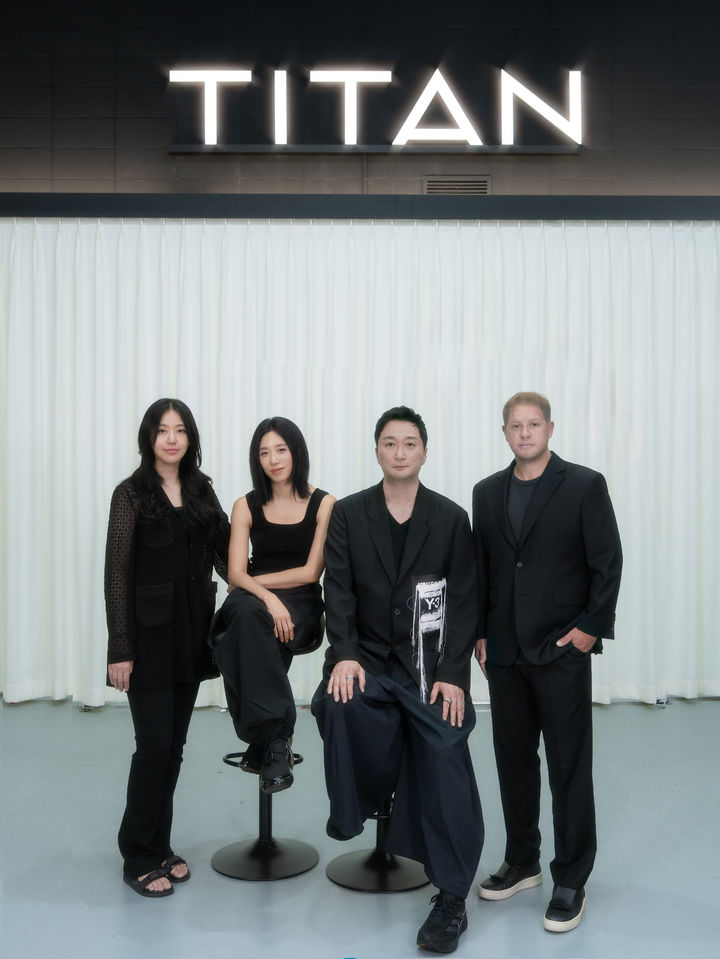 [서울=뉴시스] 타이탄 콘텐츠 창업자들. 한세민 의장(COB), 강정아 최고 경영자(CEO), 리아킴 최고 퍼포먼스 책임자 CPO(Chief Performance Officer), 데이즈드 코리아 발행인 겸 업계 비주얼 디렉터 출신 이겸 최고 비주얼 책임자 CVO(Chief Visual Officer). (사진 = 타이탄 콘텐츠 제공) 2025.08.05. photo@newsis.com *재판매 및 DB 금지