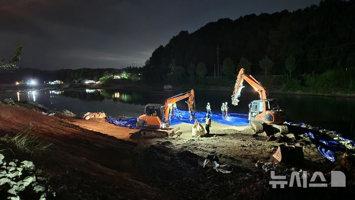 [증평=뉴시스] 지난 5일 오후 9시 증평군 송수관로 누수 복구 현장 모습. (사진=증평군 제공) 2025.08.06. photo@newsis.com