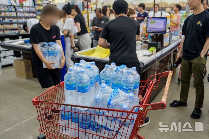 [증평=뉴시스] 6일 충북 증평군의 한 마트에서 주민들이 생수를 구입하고 있다. 전날 증평군에서는 송수관로 누수로 단수 피해가 발생했다. 수자원공사 등 관계당국은 이틀째 복구 작업을 벌이고 있다. (사진=증평군 제공) 2025.08.06. photo@newsis.com