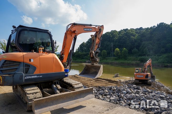 [증평=뉴시스] 6일 오전 충북 증평읍 사곡리 보강천 인근에서 한국수자원공사의 굴착기가 송수관로 누수 복구 공사를 진행하고 있다. 전날 오전 2시40분께 증평읍 사곡리 보강천 인근 송수관로 파손·누수가 발생했다. (사진=증평군 제공) 2025.08.06. photo@newsis.com