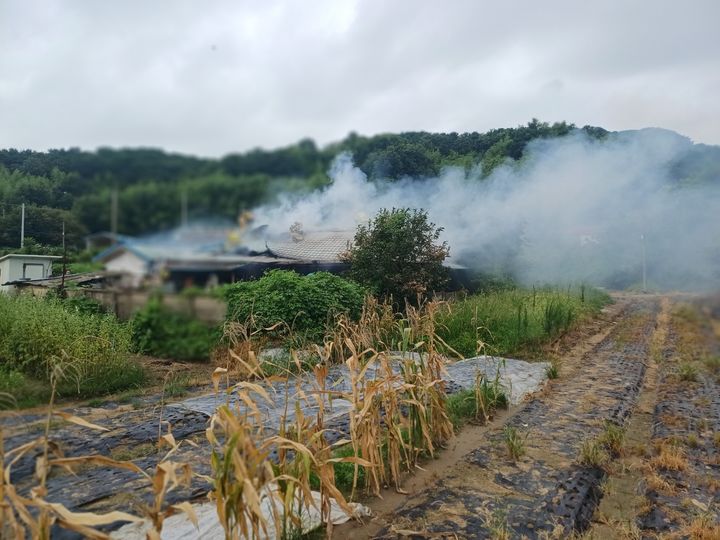[논산=뉴시스] 6일 오전 8시44분께 충남 논산시 성동면 개척리의 한 단독주택에서 불이 나 하얀색 연기가 피어 오르고 있다. (사진=논산소방서 제공) 2025.08.06. photo@newsis.com&nbsp; *재판매 및 DB 금지