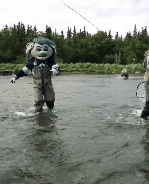 [뉴시스] 미국 시애틀 크라켄 하키팀이 콘텐츠 촬영 중 야생 곰이 마스코트를 향해 달려오는 모습. 2025.08.06. (사진=X @SEAbuoy) *재판매 및 DB 금지