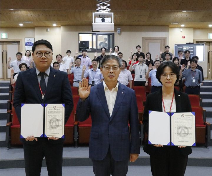[세종=뉴시스] 사진은 박병홍 축산물품질평가원장(중앙)과 임직원들이 세종 본원에서 진행된 '갑질 근절 및 인권 존중 실천 결의대회'에서 결의문을 낭독하고 있는 모습. (사진=축평원 제공) 2025.08.06. photo@newsis.com *재판매 및 DB 금지