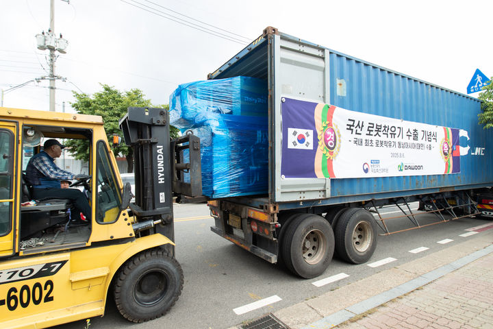 [세종=뉴시스]농촌진흥청이 민간기업 다운과 공동 개발한 '데어리봇(Dairy Bot)' 7대를 대만에 수출했다. (사진=농진청 제공) *재판매 및 DB 금지