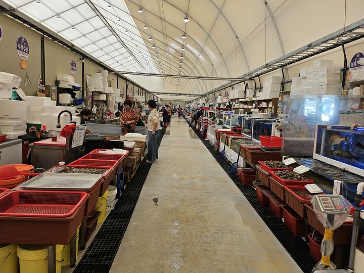 [서천=뉴시스] 깔끔하게 정돈된 서천특화시장 수산물코너 내부 모습. *재판매 및 DB 금지