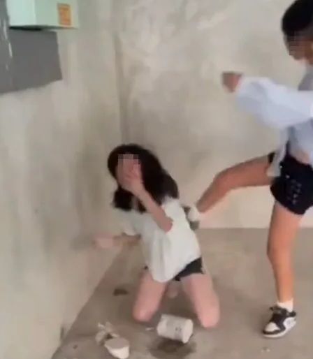 [서울=뉴시스]중국 쓰촨성에서 14세 여학생이 동급생들에게 집단 폭행을 당한 사건이 알려지면서 현지에서 대규모 시위가 발생하는 등 사회적 파장이 확산되고 있다. 피해자가 폭행을 당하는 모습. <사진출처: 웨이보> 2025.08.06