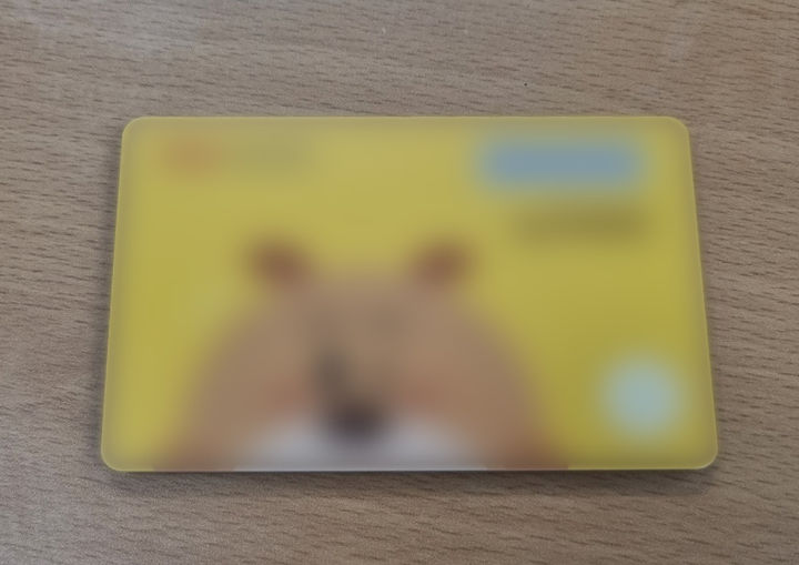 [울산=뉴시스] A씨가 보이스피싱 조직에 전달하려 한 체크카드. (사진=울산 북부경찰서 제공). photo@newsis.com *재판매 및 DB 금지