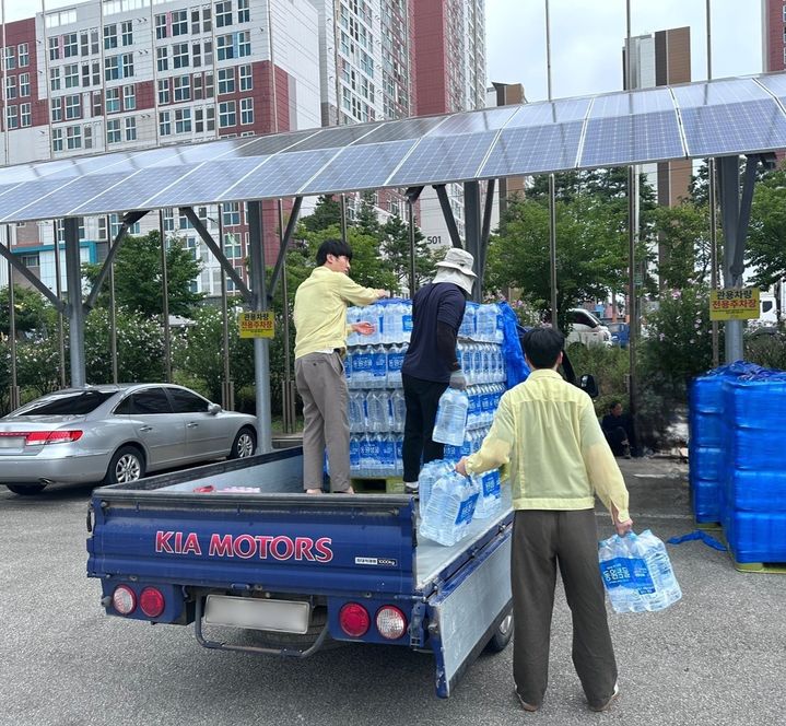 [음성=뉴시스] 충북 음성군이 단수 피해를 입고 있는 증평군 증평읍 주민들을 위해 생수 2000여병을 지원하는 모습. (사진=음성군 제공) photo@newsis.com *재판매 및 DB 금지