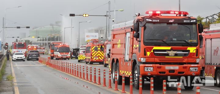 [인천=뉴시스] 김동영 기자 = 6일 오후 인천 연수구 송도동 E1 인천기지에서 프로판가스가 누출되는 사고가 발생해 소방 당국이 안전 조치를 취하고 있다. 2025.08.06. dy0121@newsis.com