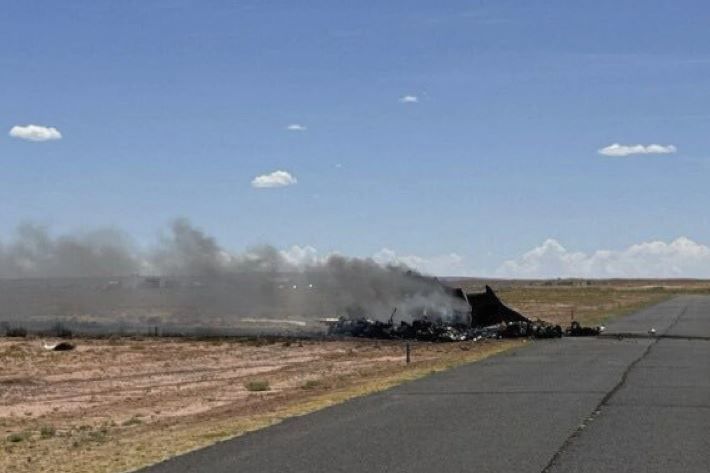 [애리조나=AP/뉴시스] 5일(현지시각) 미국 애리조나주 북부 나바호 자치국(Navajo Nation)에서 소형 의료 이송기가 추락해 탑승자 4명이 모두 숨졌다. 뉴멕시코주 앨버커키에서 출발해 친리 공항에 착륙을 시도하던 중 사고가 발생했다. 미국 국가교통안전위원회(NTSB)와 연방항공청(FAA)이 공동으로 원인 조사에 착수했다. *재판매 및 DB 금지