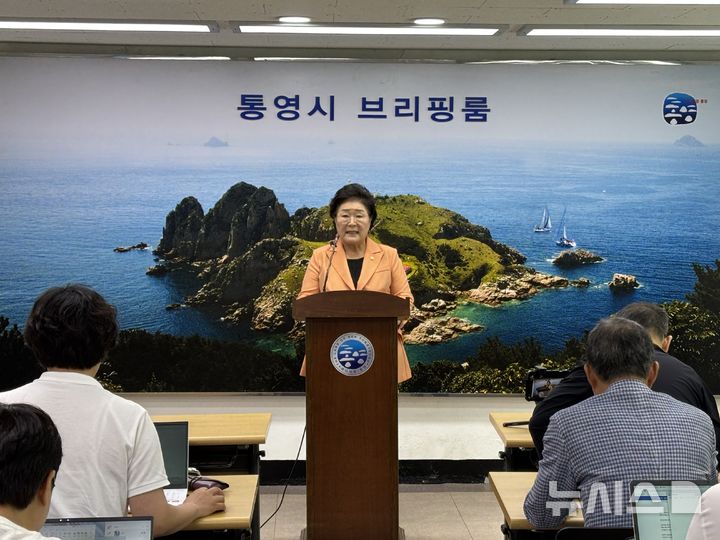 [통영=뉴시스] 신정철 기자= 국민의힘 소속 경남 통영시 정치인 13명이 6일, 고물가 등으로 어려움을 겪는 시민들을 응원하고자 통영시에 518만 원의 인재육성기금을 전달했다.사진은 통영시의회 배도수 의장이 통영시청 브리핑룸에서 기탁 배경을 설명하고 있다.2025.08.06. sin@newsis.com