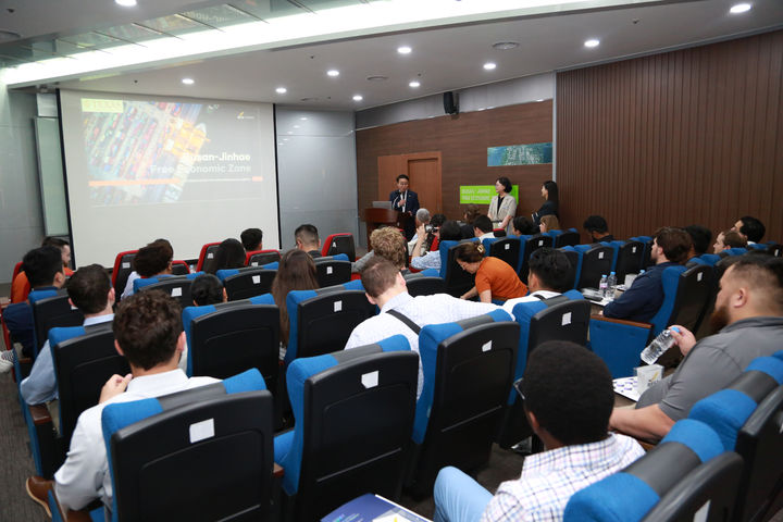 [창원=뉴시스]지난 5월 22일 부산진해경제자유구역청 내 'BJFEZ 비전홀'에서 텍사스대학교 오스틴 캠퍼스 관계자들이 BJFEZ 입주기업 현황, 투자 인센티브 등에 대한 설명을 듣고 있다.(사진=부산진해경제자유구역청 제공) 2025.08.06. photo@newsis.com *재판매 및 DB 금지