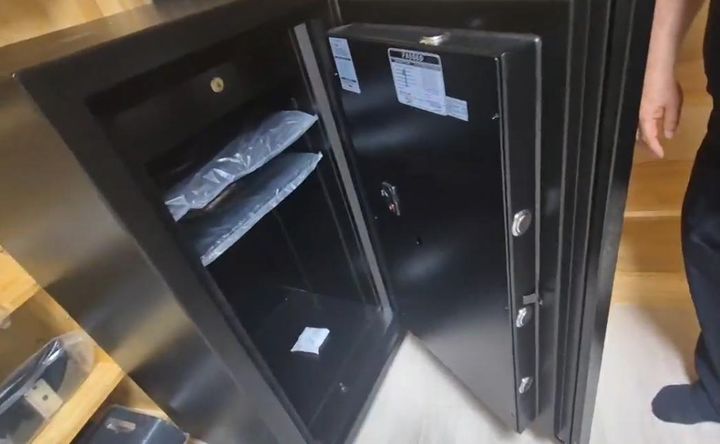 [서울=뉴시스] 경찰이 서부지법 폭력 난동 사태와 관련해 사랑제일교회 인근 건물을 추가 압수수색하는 과정에서 발견한 사제 금고를 개봉했으나, 내부는 비어 있었던 것으로 확인됐다. 사진은 해당 금고. (사진 제공=사랑제일교회) 2025.08.06. photo@newsis.com *재판매 및 DB 금지