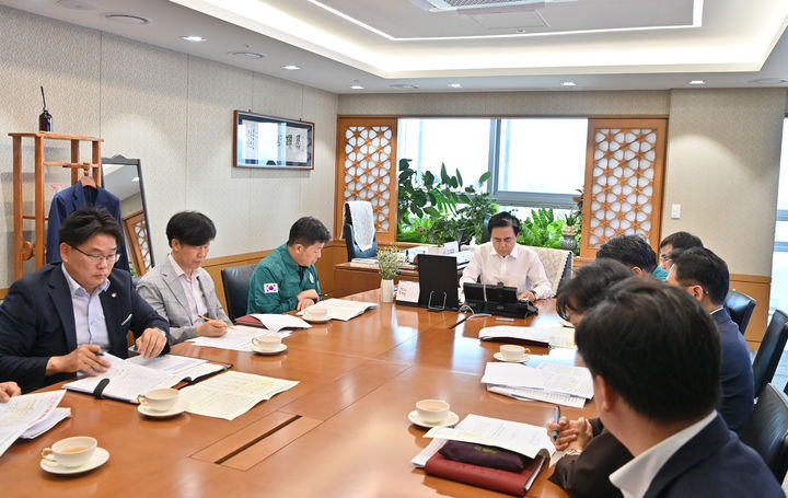 [홍성=뉴시스] 김태흠 충남지사 주재로 호우피해 대책회의가 열리고 있다.&nbsp; *재판매 및 DB 금지