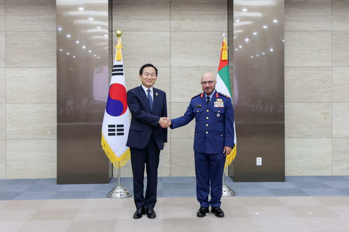 [서울=뉴시스] 이두희 국방부차관(좌측)은 6일 용산 국방부에서 이브라힘 나세르 모하메드 알 알라위 UAE 국방차관과 제13차 한-UAE 차관급 운영위원회 회의를 개최했다. (사진=국방부 제공) 2025.08.06. photo@newsis.com *재판매 및 DB 금지