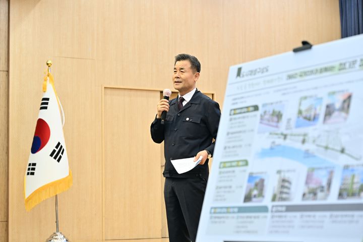 [울산=뉴시스] 구미현 기자 = 울산 중구가 6일 중구청 대회의실에서 '다운동 정다운 정원마을 도시재생사업 활성화 계획' 변경 수립을 위한 주민공청회를 개최했다. 이번 주민공청회에는 김영길 중구청장과 지역 주민, 도시재생 전문가, 관련 기관 담당자 등 100여 명이 참석했다. (사진=울산시 중구 제공) 2025.08.06. photo@newsis.com *재판매 및 DB 금지