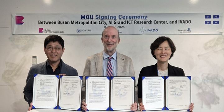 [부산=뉴시스] 동의대학교 인공지능그랜드ICT연구센터는 부산시, 캐나다 몬트리올 인공지능 연구기관인 'IVADO'(이바도) 등과 캐나다 몬트리올에서 인공지능 분야 국제협력을 위한 3자간 업무 협약을 체결했다고 6일 밝혔다. (사진=동의대 제공) 2025.08.06. photo@newsis.com *재판매 및 DB 금지