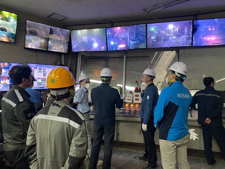 [부산=뉴시스] 김준휘 부산지방고용노동청장이 6일 오후 부산 사하구의 철강 제조 사업장 '와이케이스틸'에 방문해 불시 현장 점검을 벌이고 있다. (사진=부산지방고용노동청 제공) 2025.08.06. photo@newsis.com *재판매 및 DB 금지