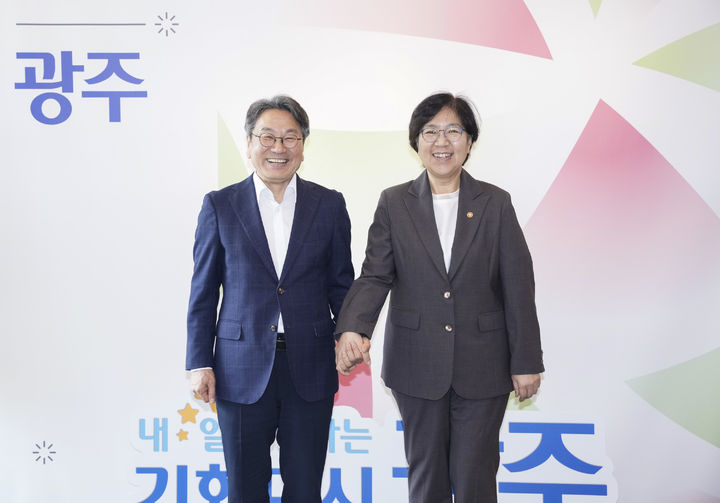 [광주=뉴시스] 강기정 광주시장(왼쪽)과 정은경 보건복지부 장관. (사진=광주시 제공) 2025.08.06. photo@newsis.com *재판매 및 DB 금지