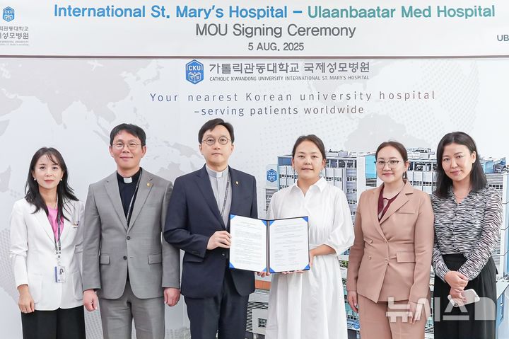 [인천=뉴시스] 국제성모병원 김혜윤 국제진료센터장(왼쪽부터), 박종훈 행정부원장, 고동현 병원장과 몽골 UB Med 병원 Munkhtogoo Solongo 경영총괄, Baatarjargal Oyun-Erdene 병원장, Dorjpurev Punsaldulam 국제교류팀장이 기념 촬영하고 있다. (사진=국제성모병원 제공) 2025.08.06. photo@newsis.com